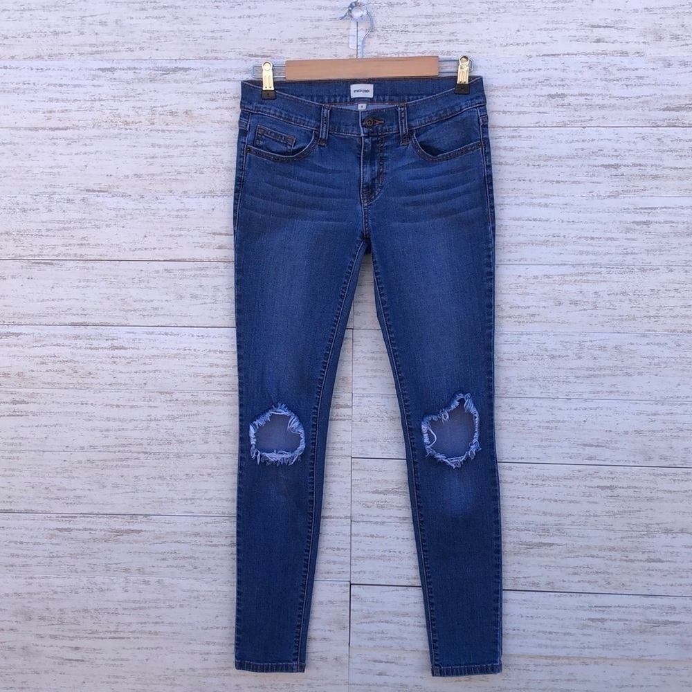 SNEAK PEEK LOW RISE DISTRESSED JEANS | SIZE 5